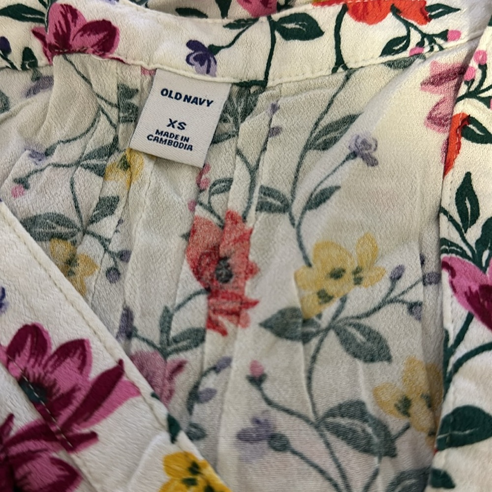 Old Navy  Sleeveless V-Neck White Floral Blouse - Picture 8 of 9